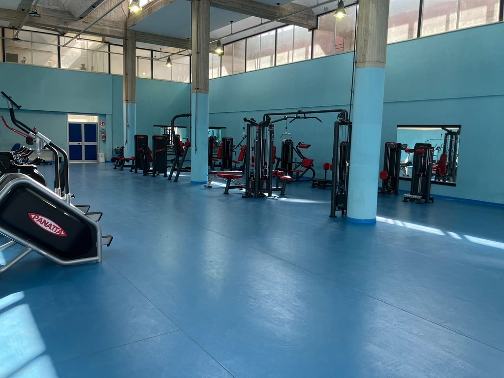 Sala fitness evoluta dell'ASD Majorana Cascino a Piazza Armerina con macchinari e attrezzi per potenziamento muscolare